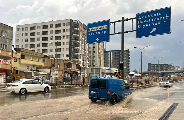 Süper Hücre Fırtına Can Aldı! İki İlde Eğitime Ara Verildi